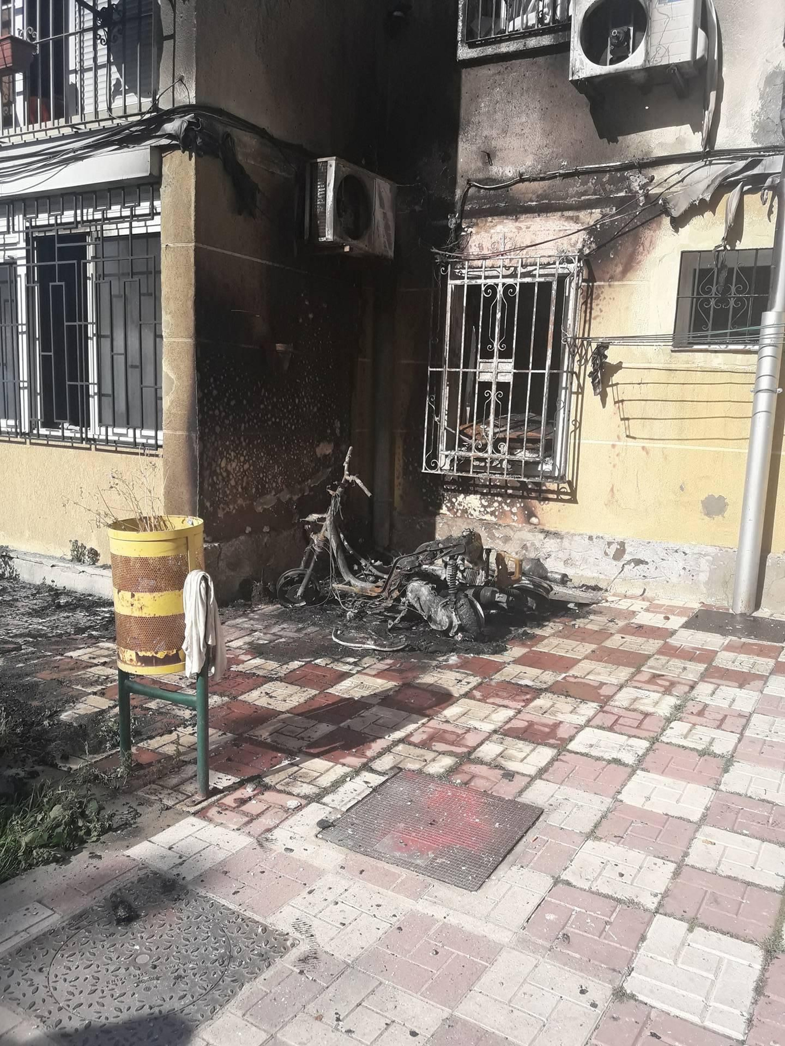 Una de las motos que comenzó a arder junto a una vivienda.