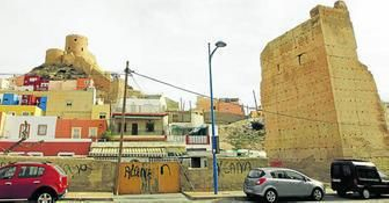 Uno de los torreones de La Chanca a los pies de la Alcazaba. Uno de los torreones de La Chanca a los pies de la Alcazaba.