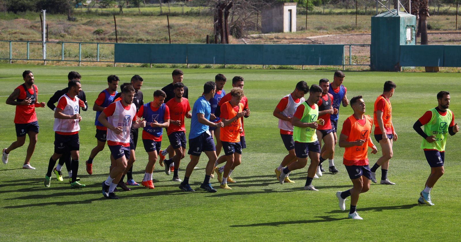 Los jugadores del Córdoba CF calientan antes de su último entrenamientos previo a la visita a Majadahonda.