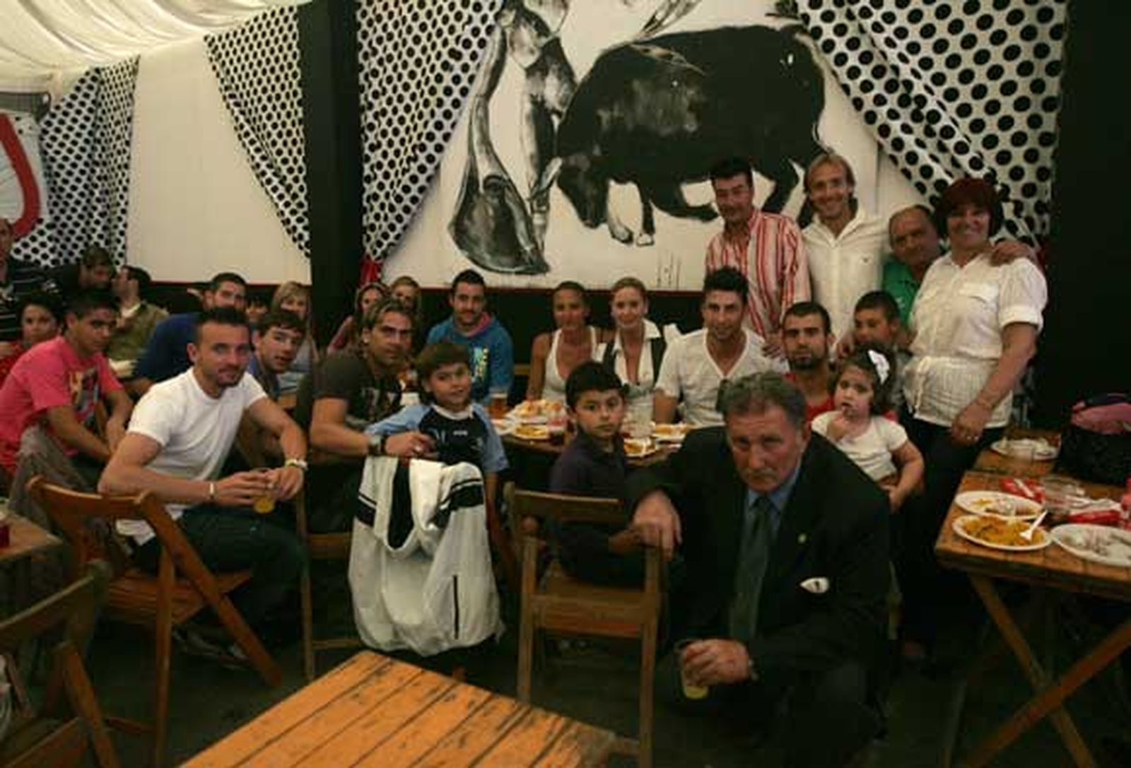 Cientos de personas acuden a las casetas para poner los últimos farolillos y disfrutar de los almuerzos de socios. Las Fiestas Patronales de San Isidro Labrador se abren hoy tras la coronación y la cabalgata

Foto: Jose Maria Qui?s