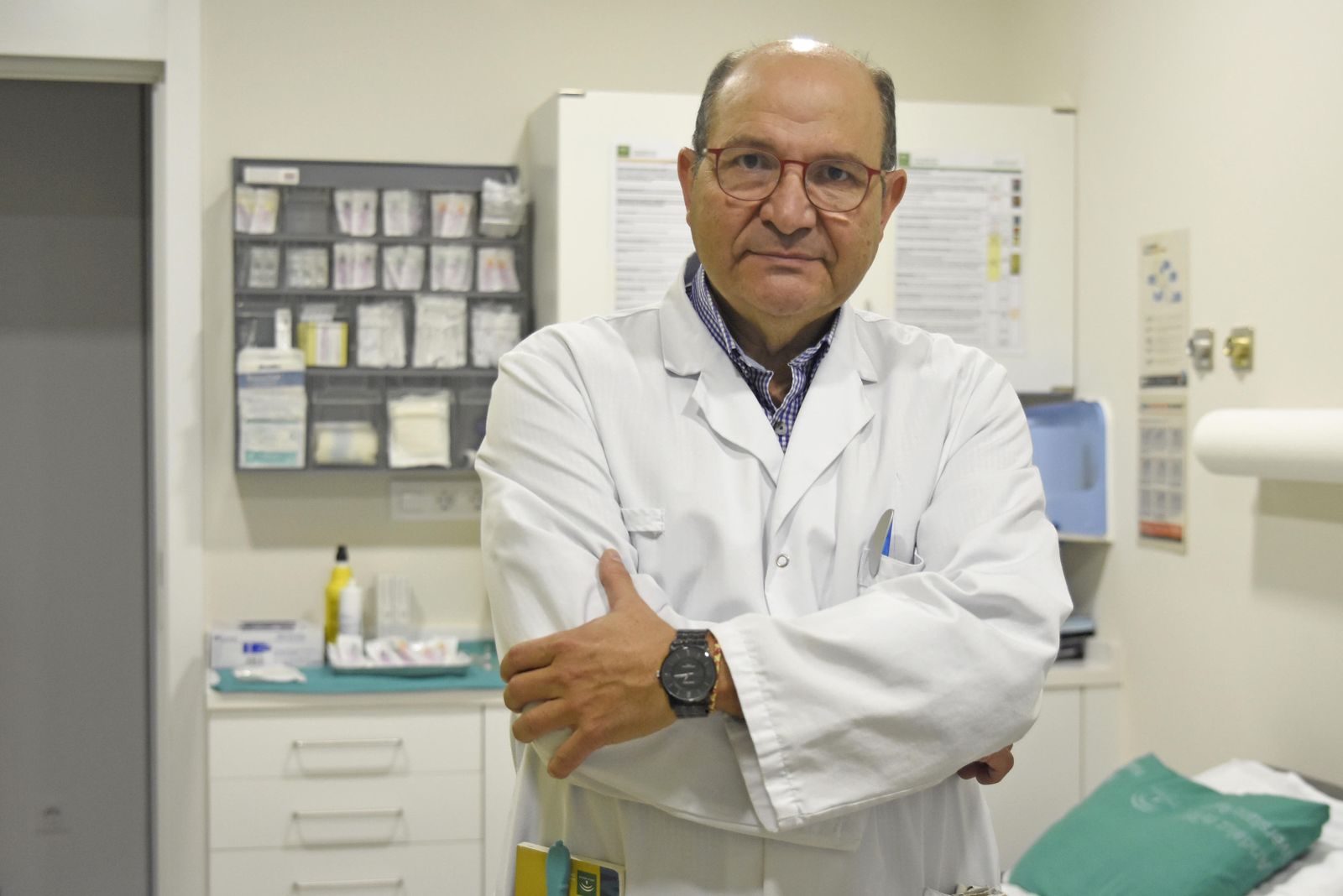 El doctor Manuel Arias, en su consulta en el centro de especialidades Carlos Castilla del Pino.