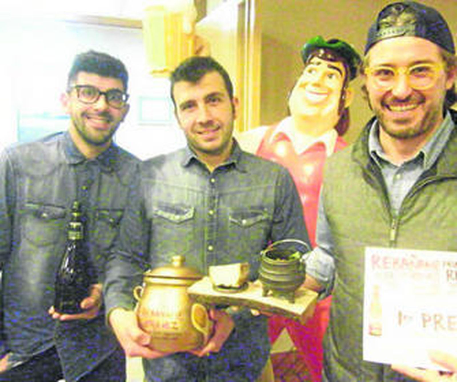 José Luis Quintero sostiene el primer premio, acompañado de Raúl Cueto (dcha.) y de Toni Fernández.