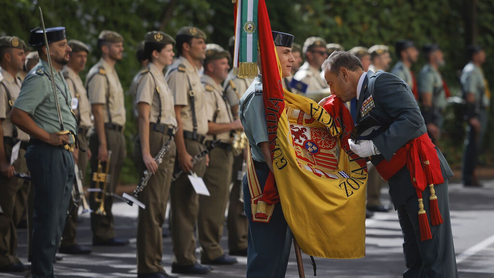Alfonso Rodríguez del Castillo se despide de la bandera.