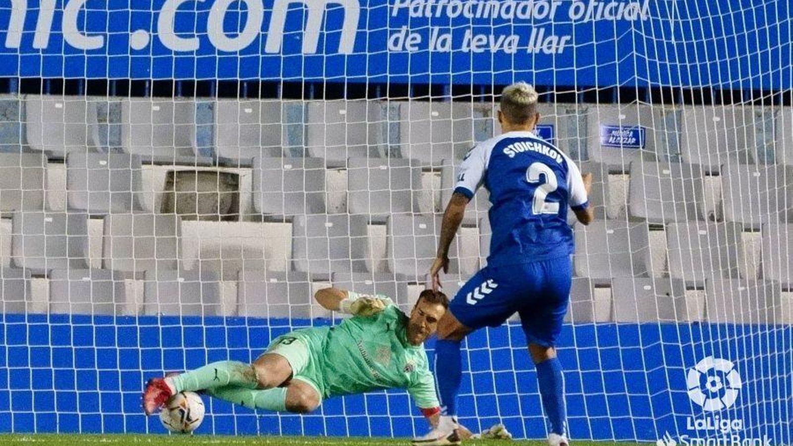 Fernando, deteniendo el penalti de Stoichkov.