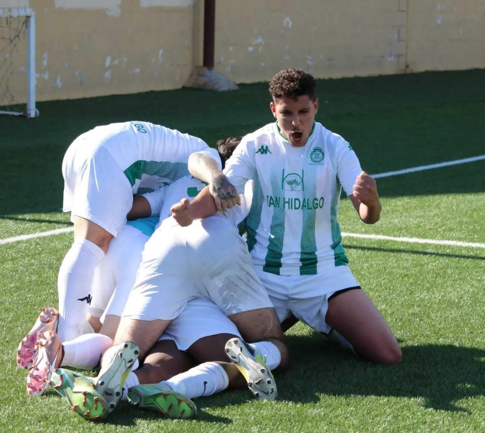 Los jugadores verdiblancos celebran un gol esta temporada sobre el césped del Francisco Pomedio. Los jugadores verdiblancos celebran un gol esta temporada sobre el césped del Francisco Pomedio.