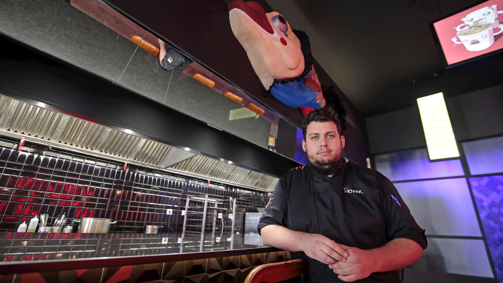 Isidro López, en la barra de ‘Tiemar’, donde ofrece su visión de las cocinas de diferentes culturas con productos de la zona.