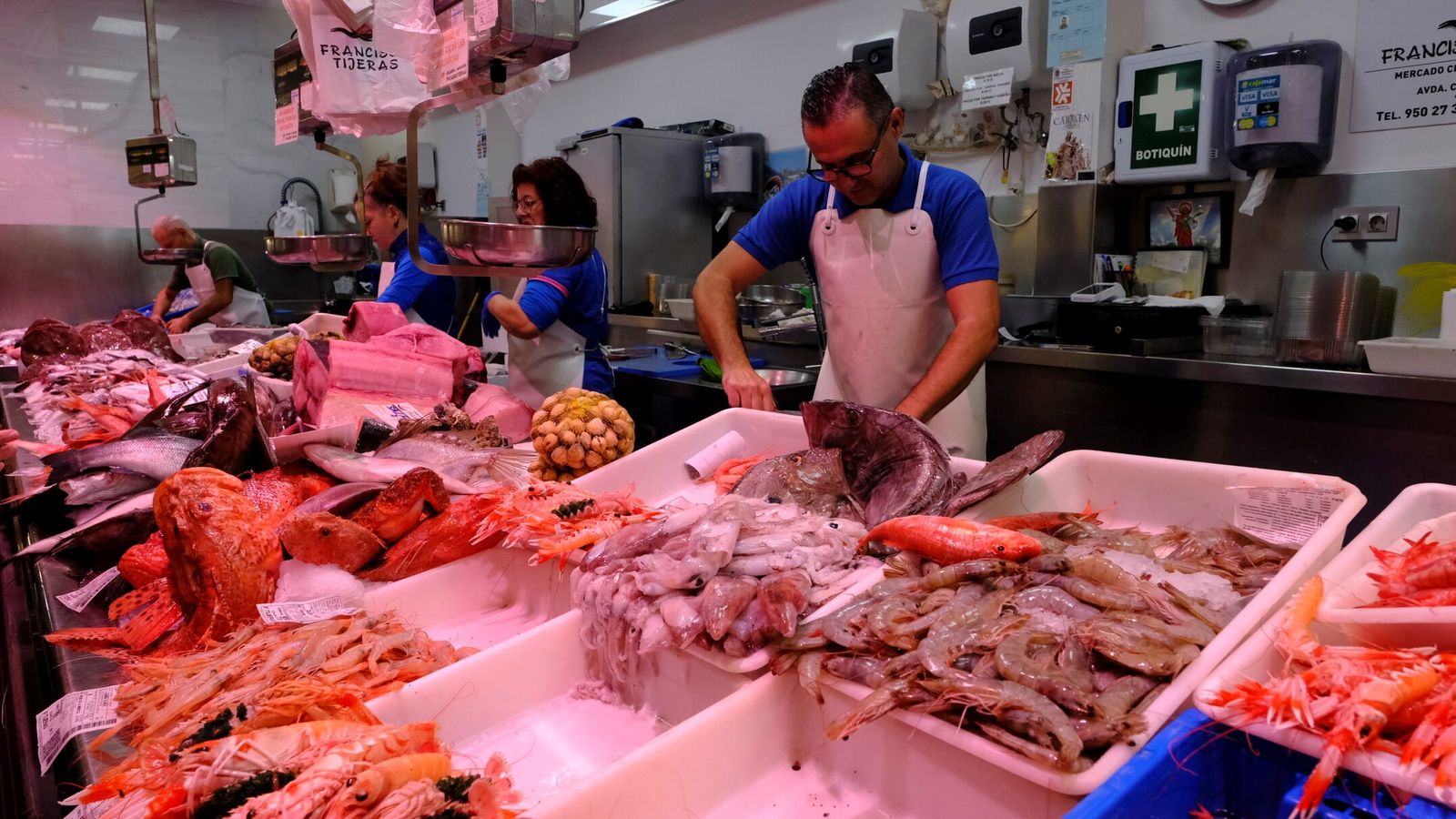 Marisco y pescado de la mayor calidad del mercado, en la pescadería de Francisco Tijeras, en el Mercado Central de Almería
