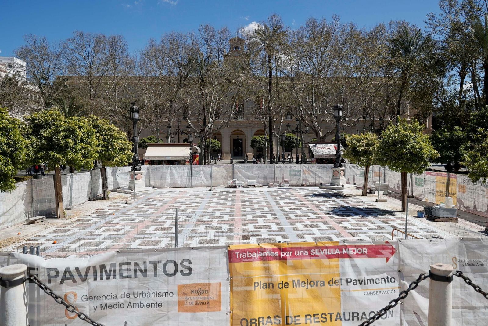 Trabajos preliminares en la solería alrededor de la estatua de San Fernando de la Plaza Nueva.