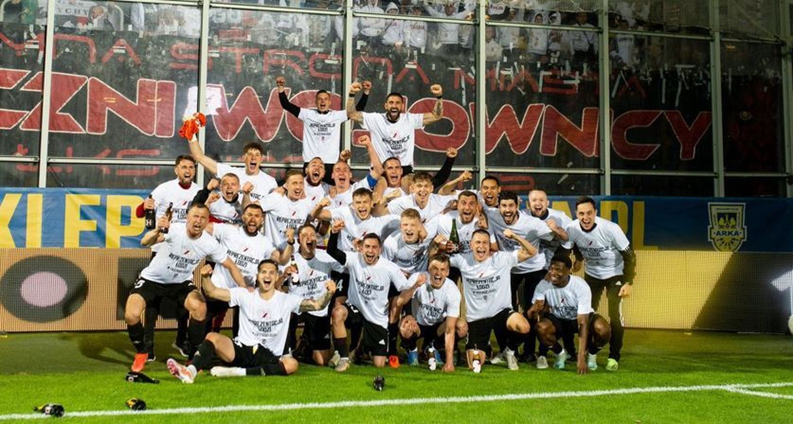 Los jugadores del ŁKS Łódź, con Pirulo arriba a la derecha, celebran el ascenso