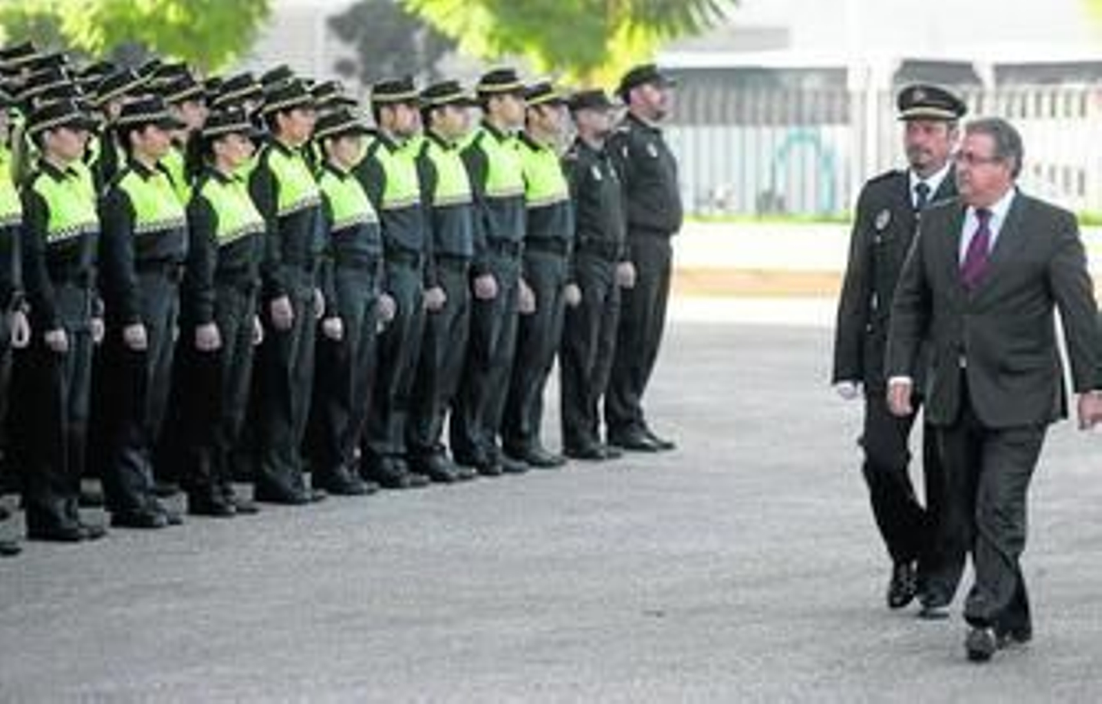 Zoido pasa revista a la nueva promoción de policías locales.