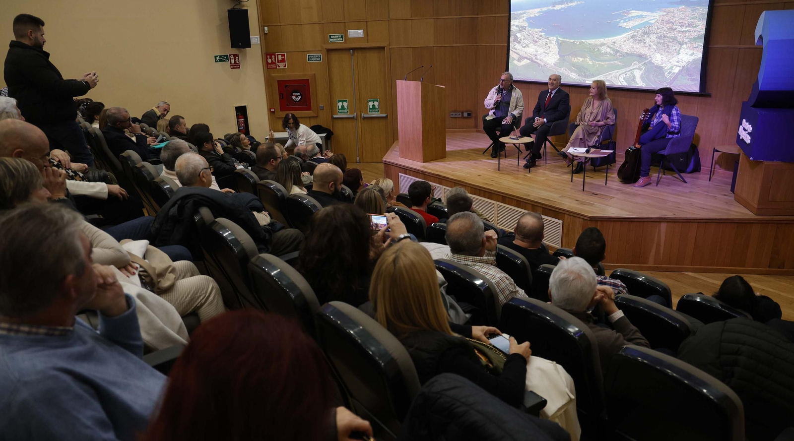 Fotos de la entrega de los premios del Ateneo de Algeciras a María Quiros y Tatiana Delalvz