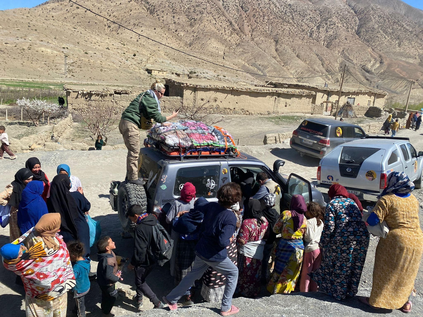 Una parada del Rally Solidario en una aldea de Marruecos.