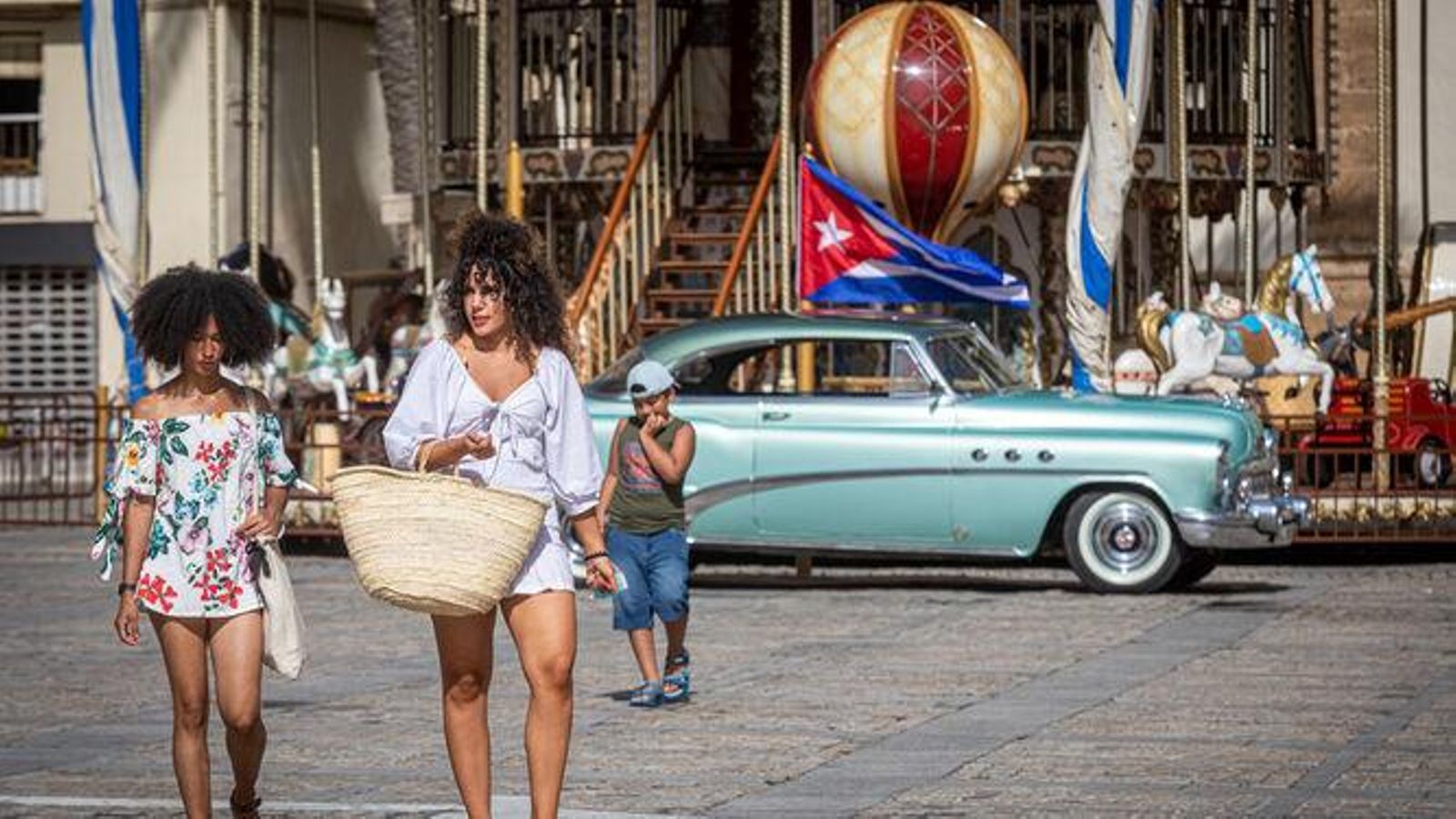 Rodaje de la película '1.000 lines' en la plaza de la Catedral de Cádiz. Rodaje de la película '1.000 lines' en la plaza de la Catedral de Cádiz.