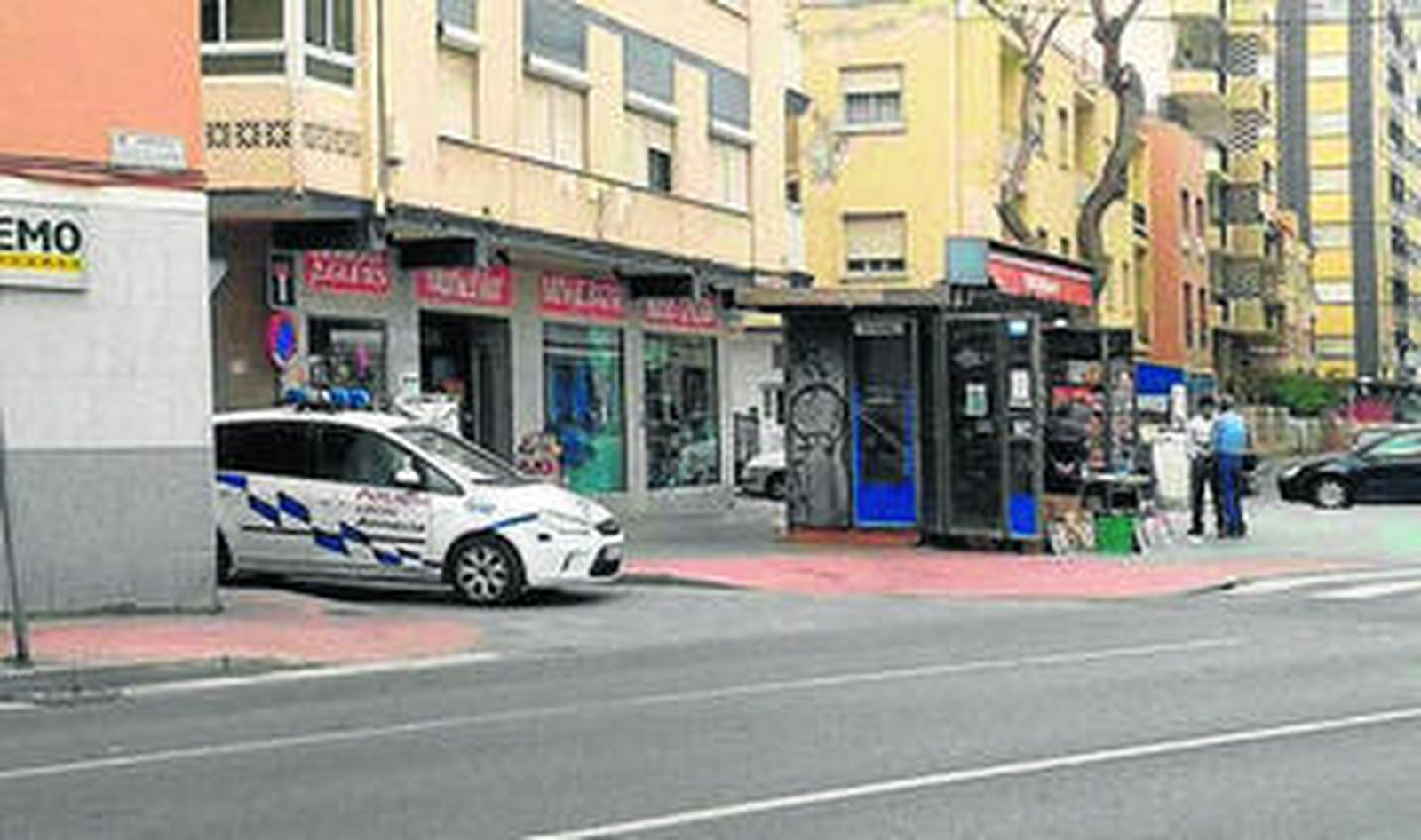 Una patrulla de la Policía Local en la calle donde ejercen las prostitutas.