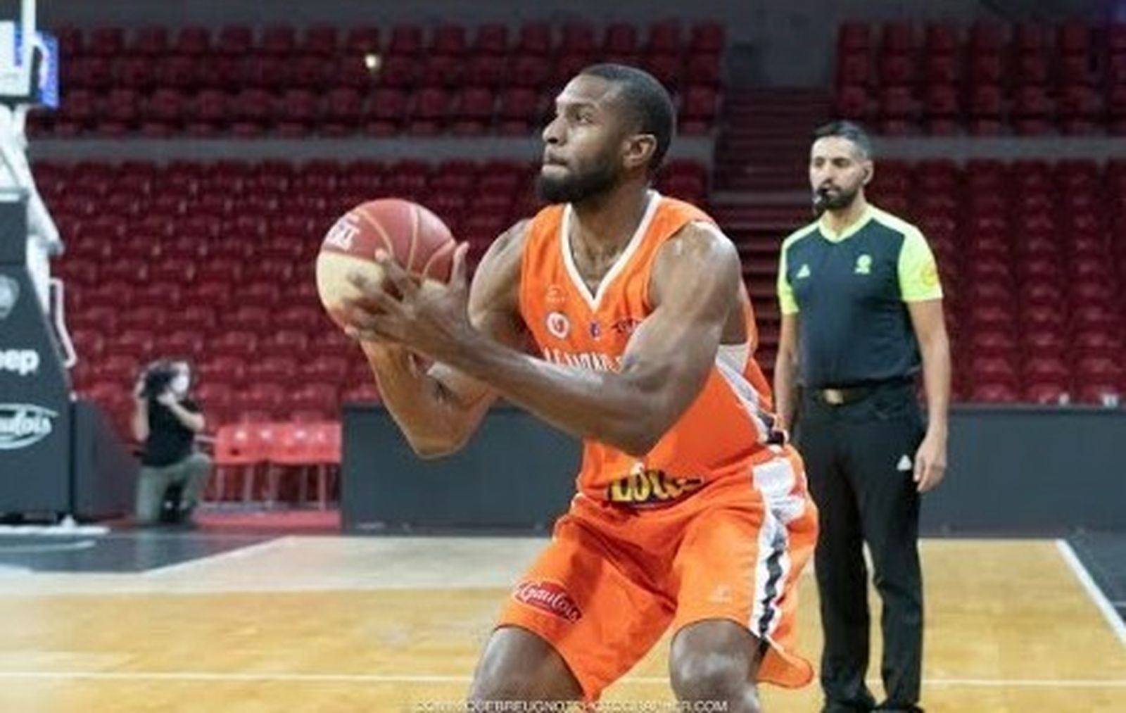 El ala-pívot Vitto Brown lanza a canasta en un partido con Le Mans.