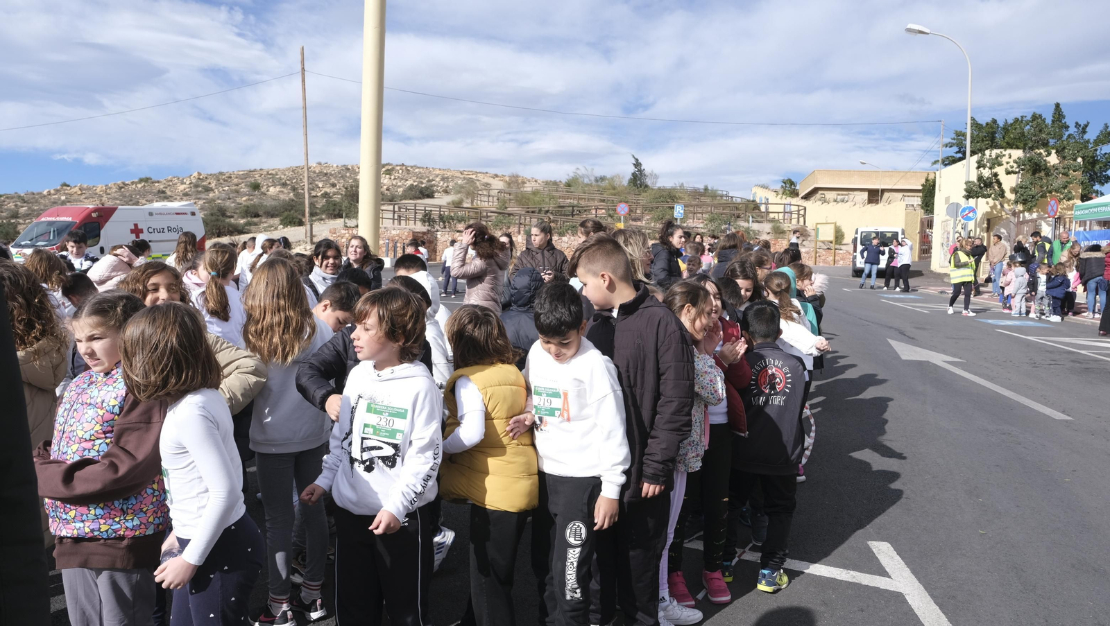 Imágenes de la carrera infantil contra el cáncer en el CEIP Francisco de Goya
