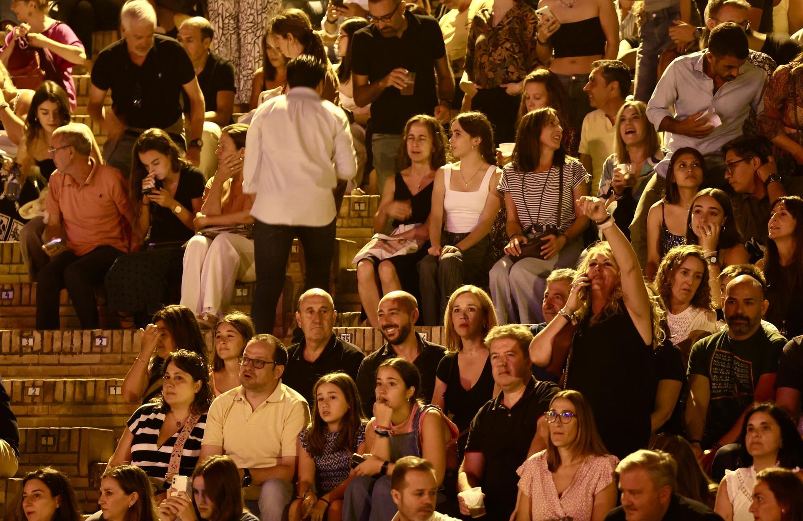 Búscate en el concierto de Hombres G