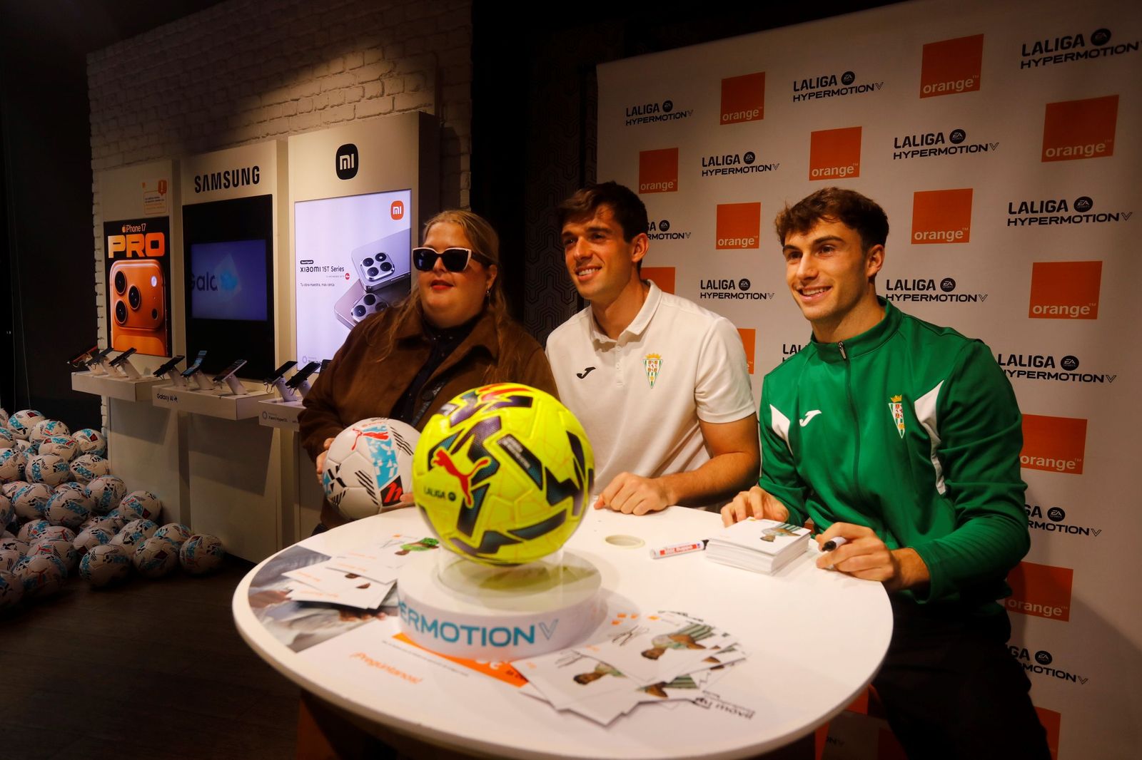 Las mejores fotos de la exitosa firma de autógrafos del Córdoba CF en el centro de la ciudad