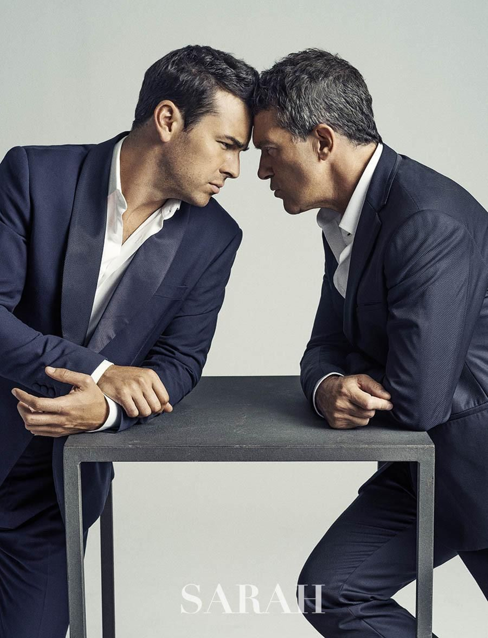 Antonio Banderas y Mario Casas, frente a frente en el anuncio del nuevo perfume del actor malagueño.