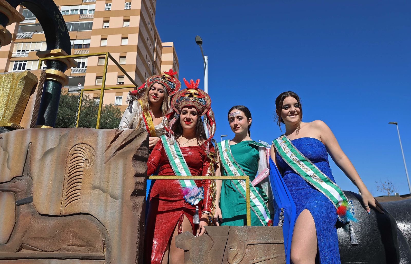 La cabalgata de agrupaciones del Carnaval de Algeciras, en imágenes