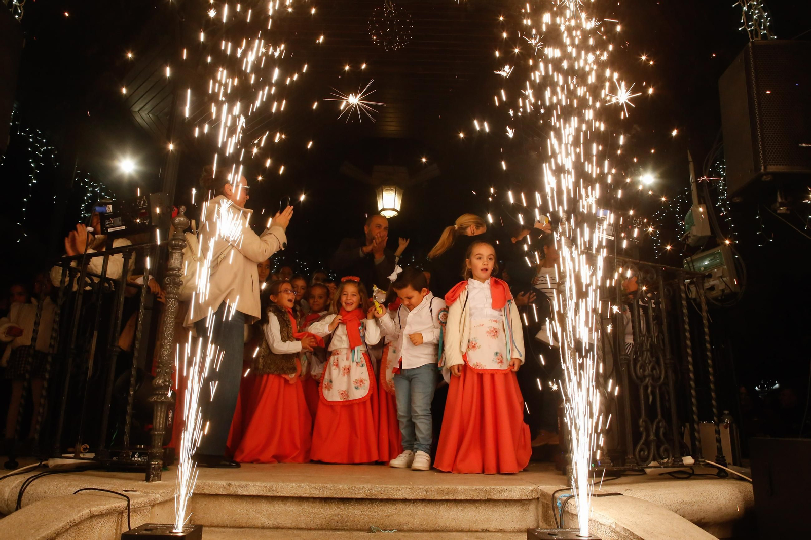 Fotos del encendido del alumbrado navideño en Los Barrios y la gran nevada artificial