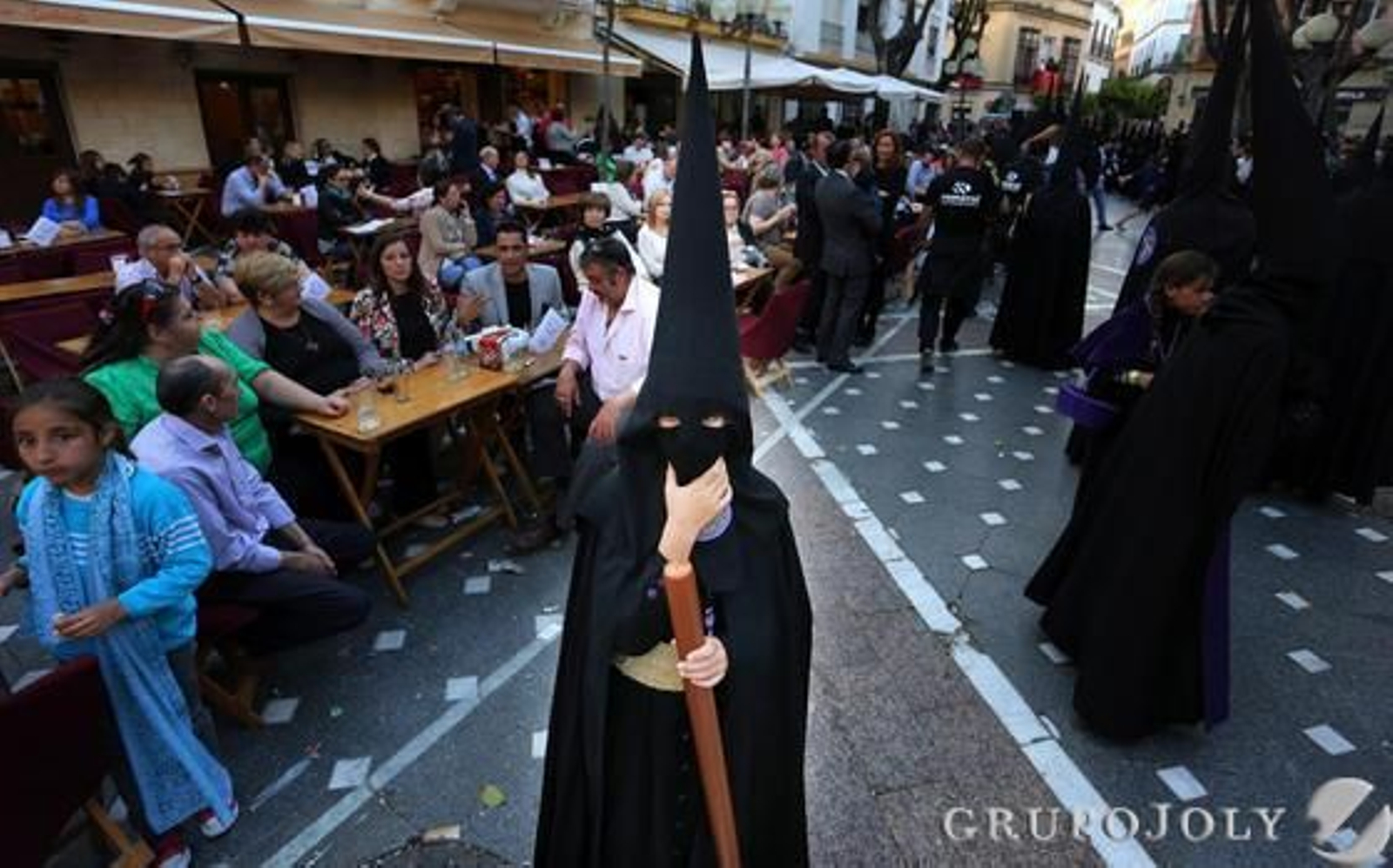 Nazarenos del Mayor Dolor pasan por la plaza Plateros, donde la hostelería hace buen negocio tal y como se puede comprobar.  Foto: Pascual
