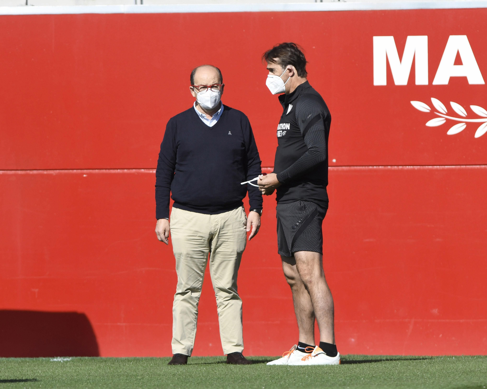 Julen Lopetegui le da el parte de novedades a José Castro en el entrenamiento de ayer.