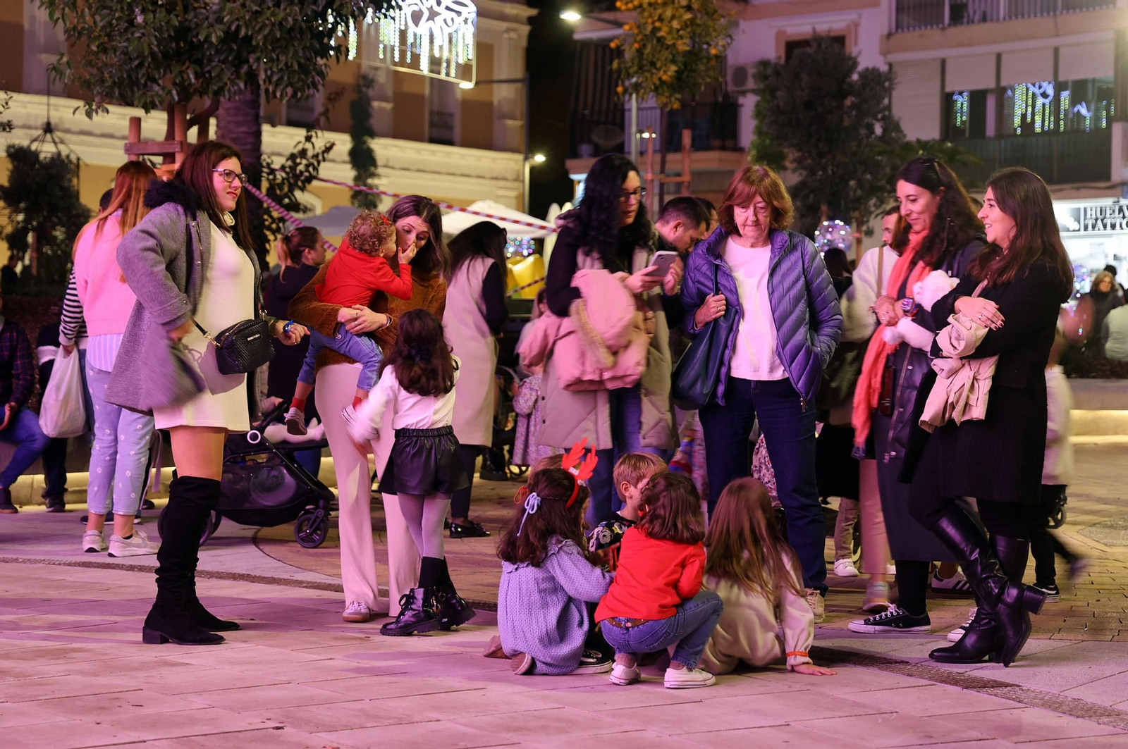 Imágenes de la nevada y alumbrado navideño en Huelva