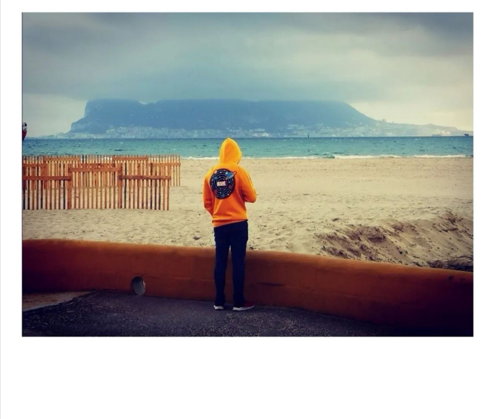 Un joven desde la playa del Rinconcillo.