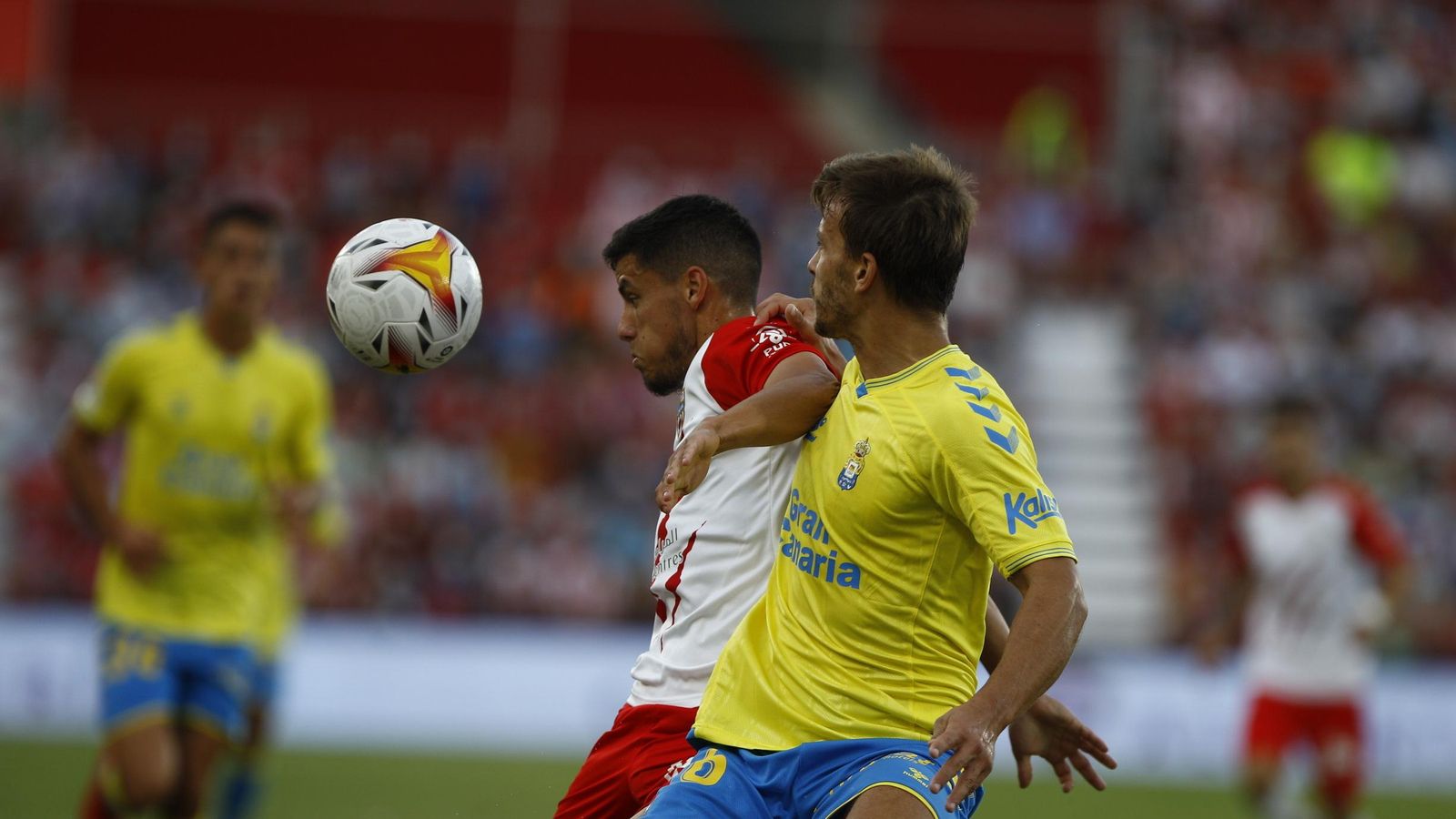 Robertone, lesionado, trata de hacerse con un balón.