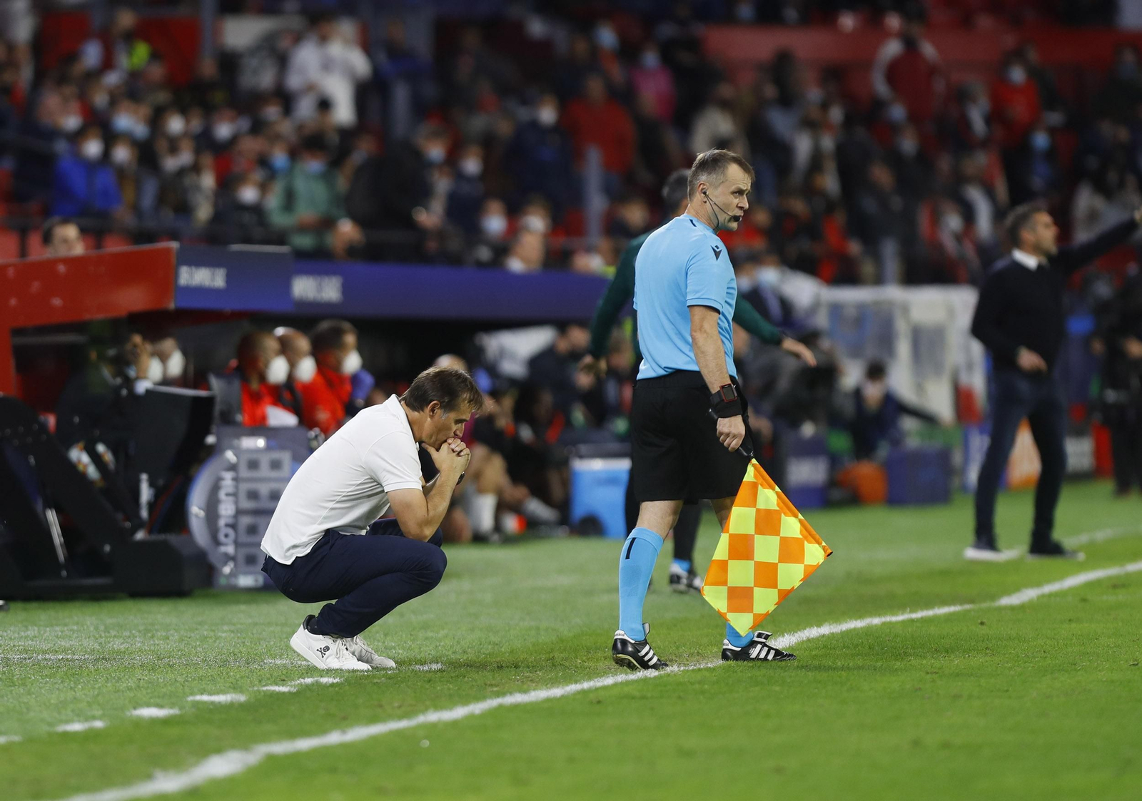 Lopetegui agacha la cabeza mientras su equipo se caía cada vez más.