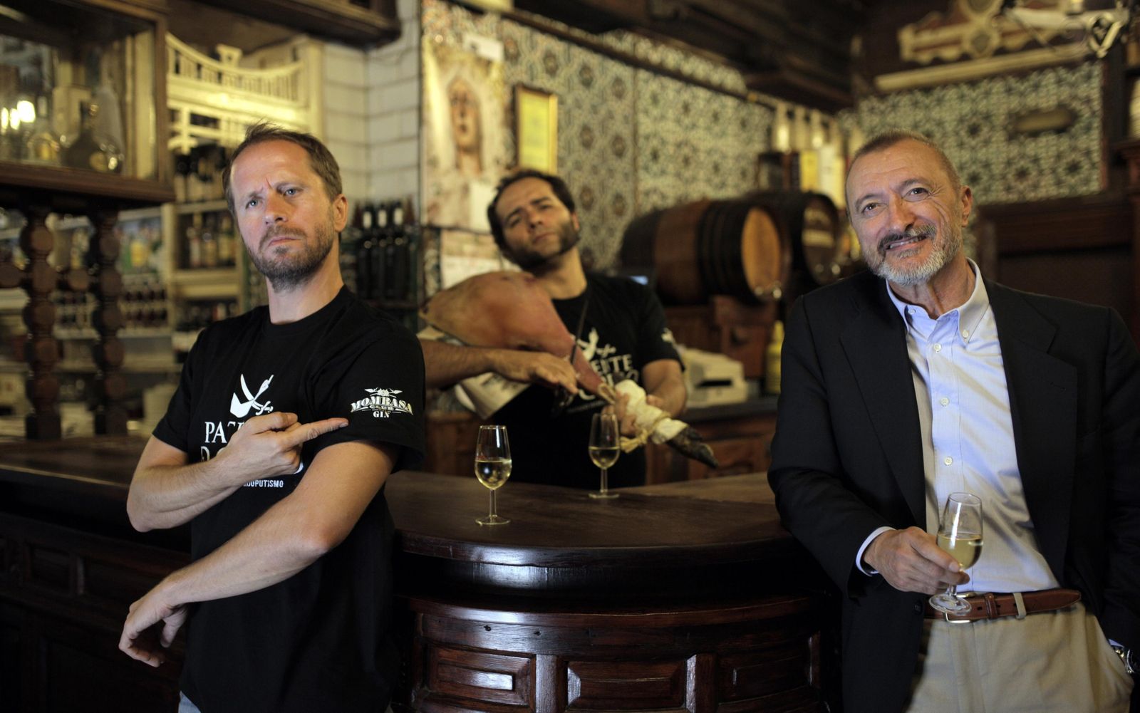 Alberto López y Alfonso Sánchez, Los Compadres, junto al escritor Arturo Pérez-Reverte en una imagen de archivo.
