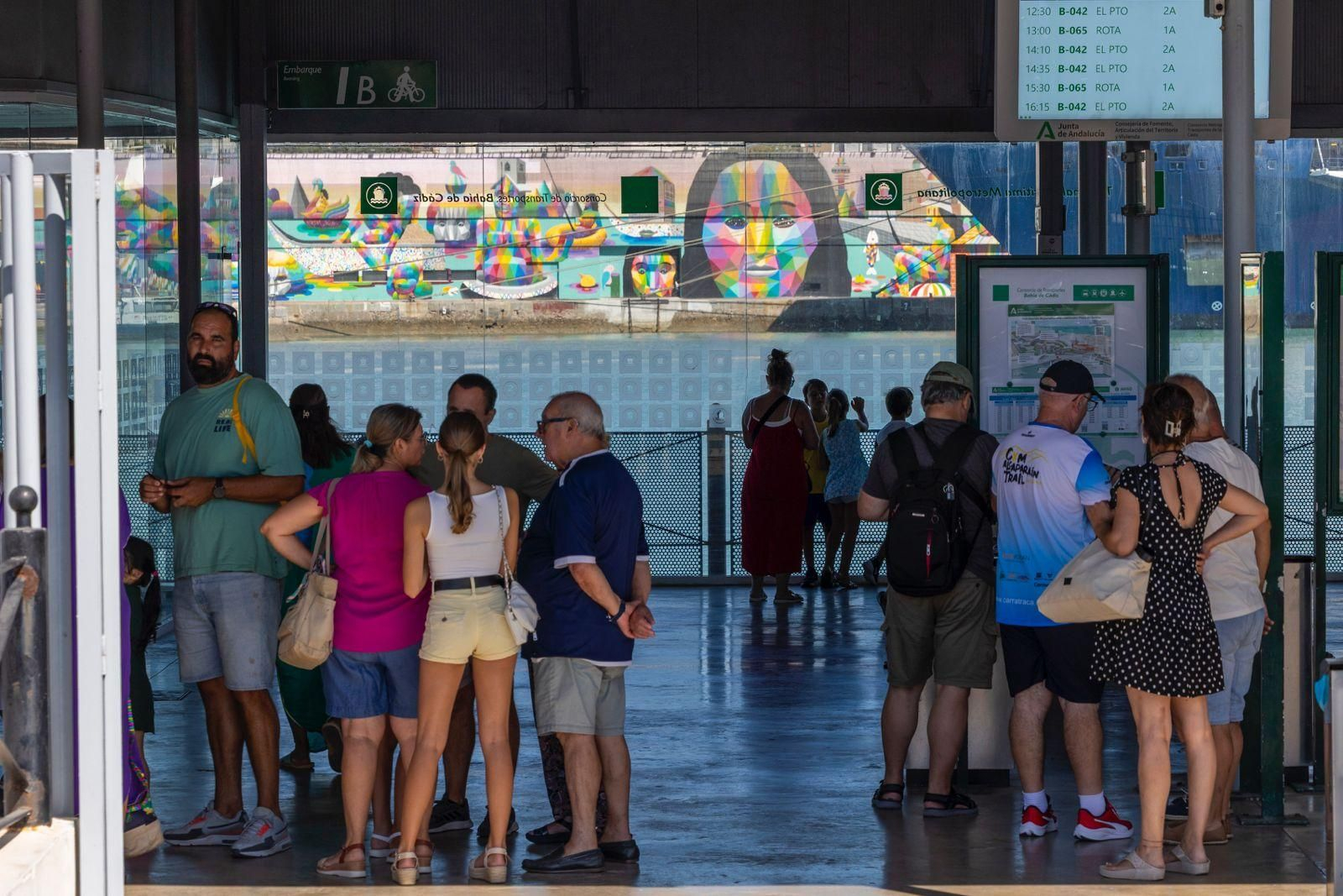 Un grupo de turistas a la espera de sacar su billete en la terminal de Cádiz al día siguiente de suspenderse el servicio.