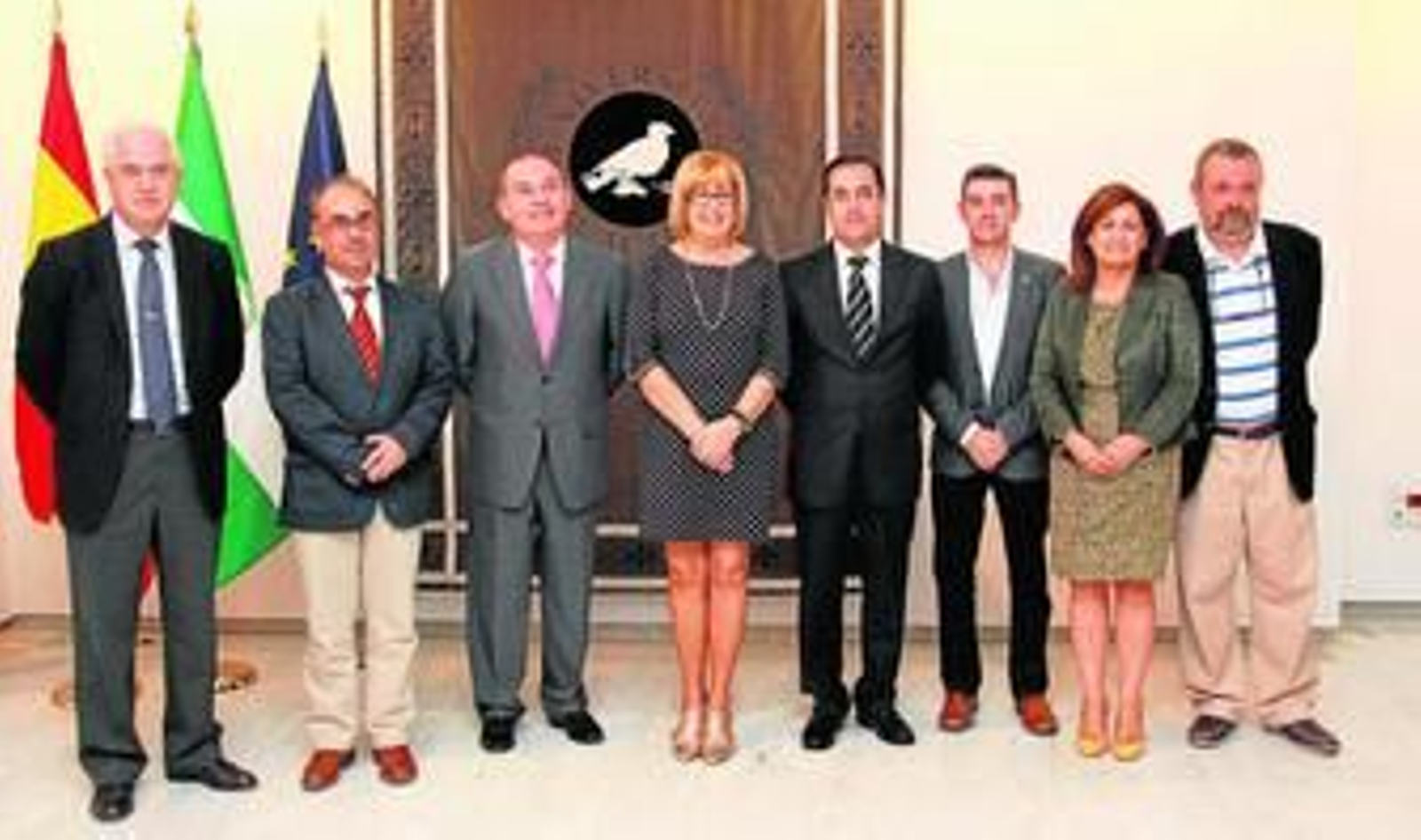 La rectora, en el centro junto al concejal Miguel Briones, ayer antes de la presentación de los cursos en el Rectorado.