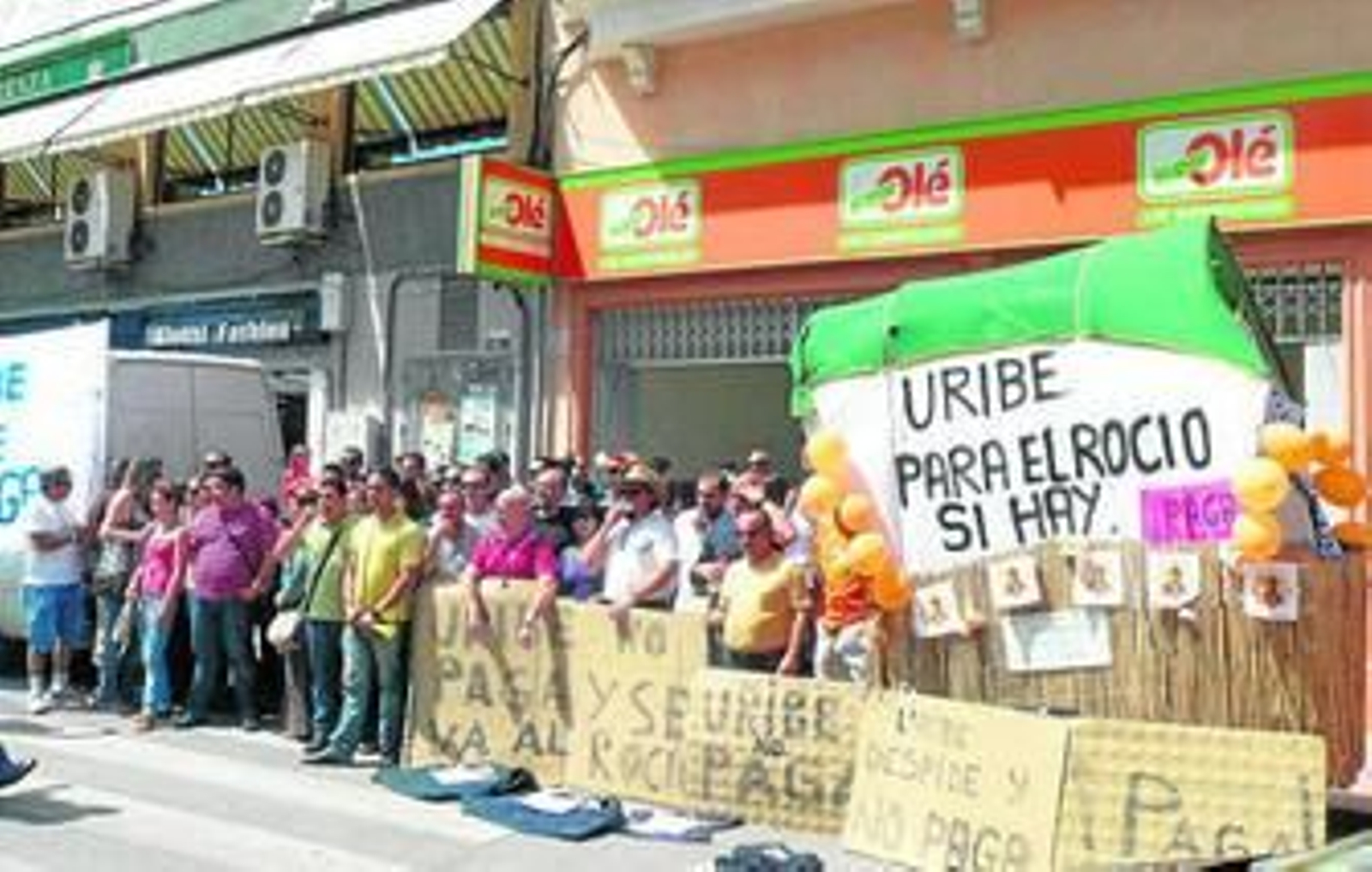 Manifestación de decenas de trabajadores afectados por el despido colectivo del supermercado Super Olé de Huércal Overa.