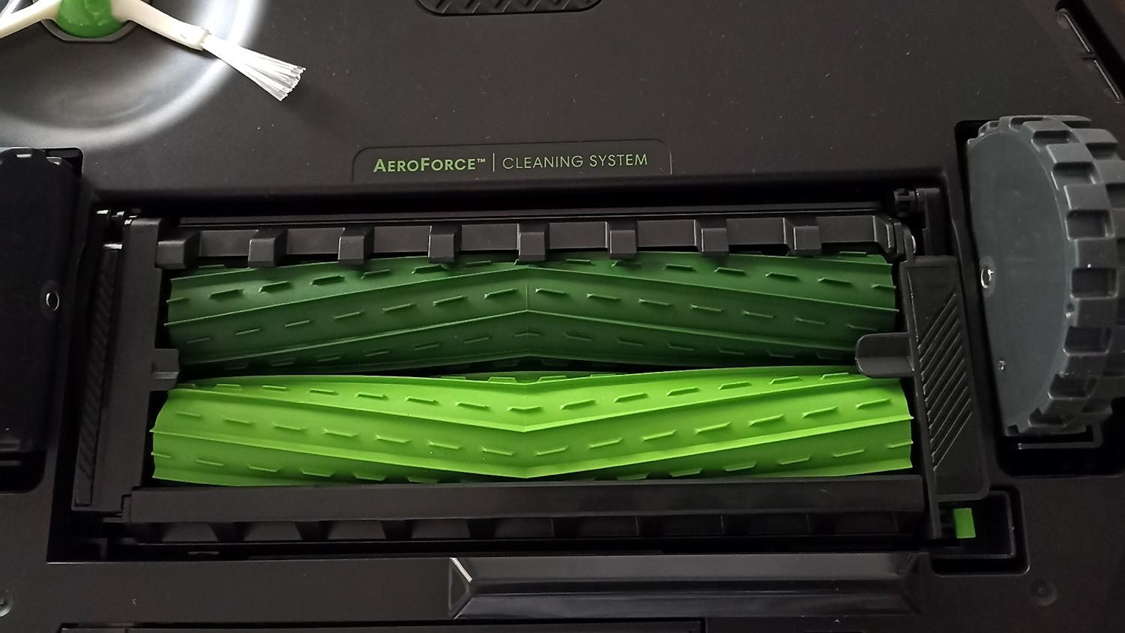 Cepillos en la parte inferior del robot aspirador Roomba i3+