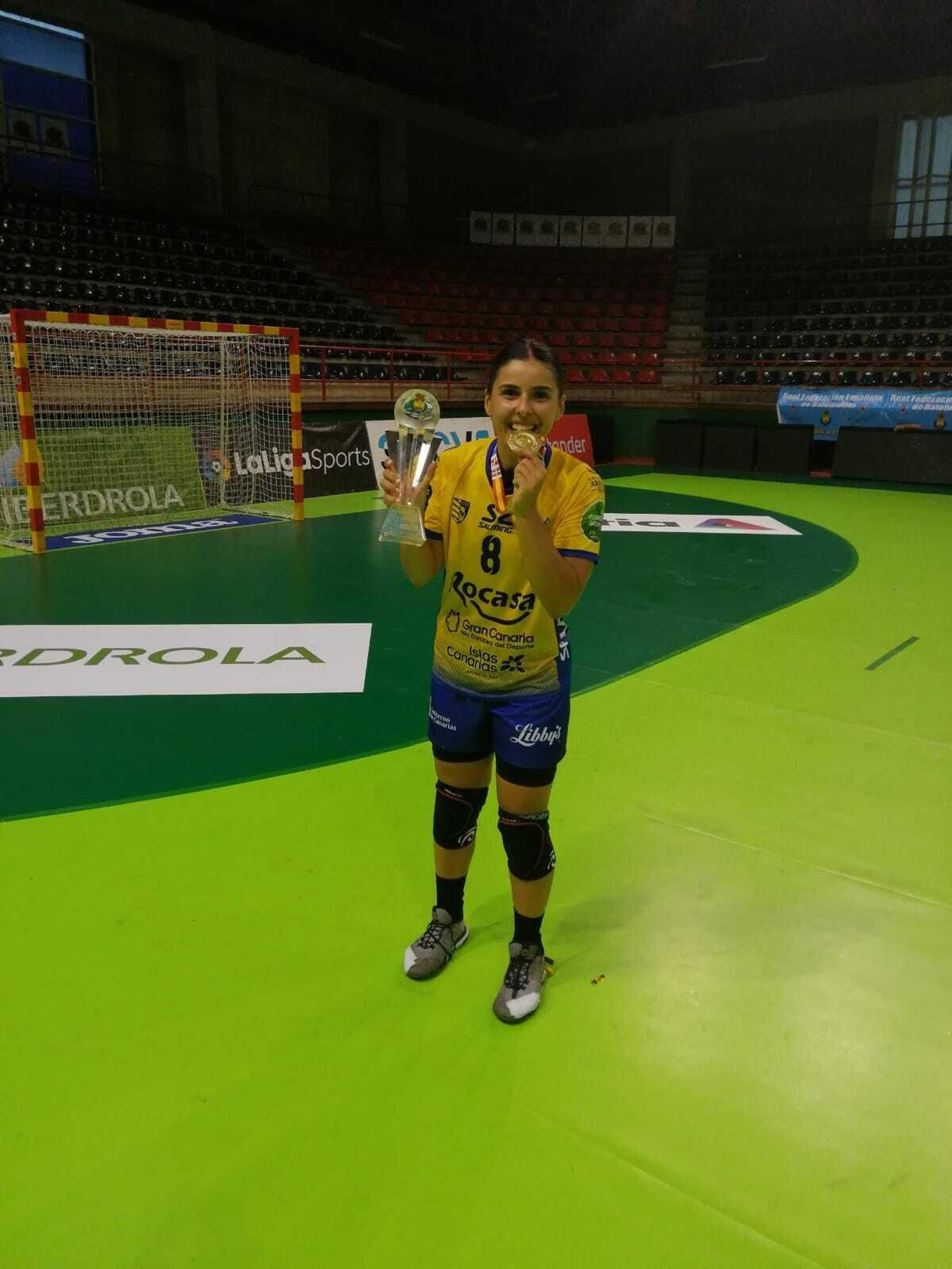 Paula Valdivia, con los trofeos que la identifican como campeona de la Supercopa