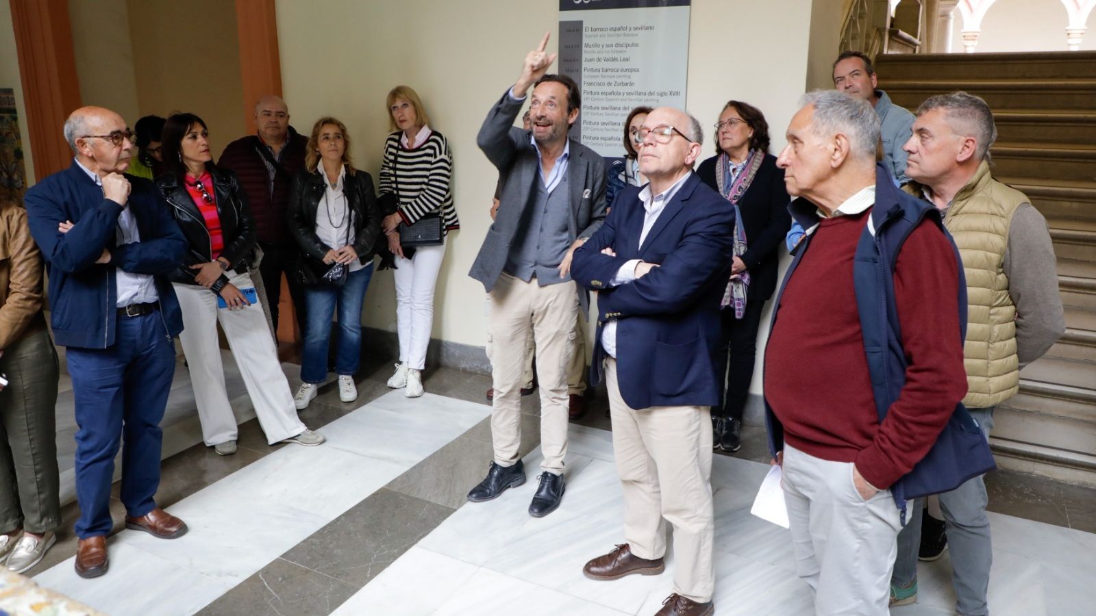 El arquitecto Honorio Aguilar explicando los relojes de sol.