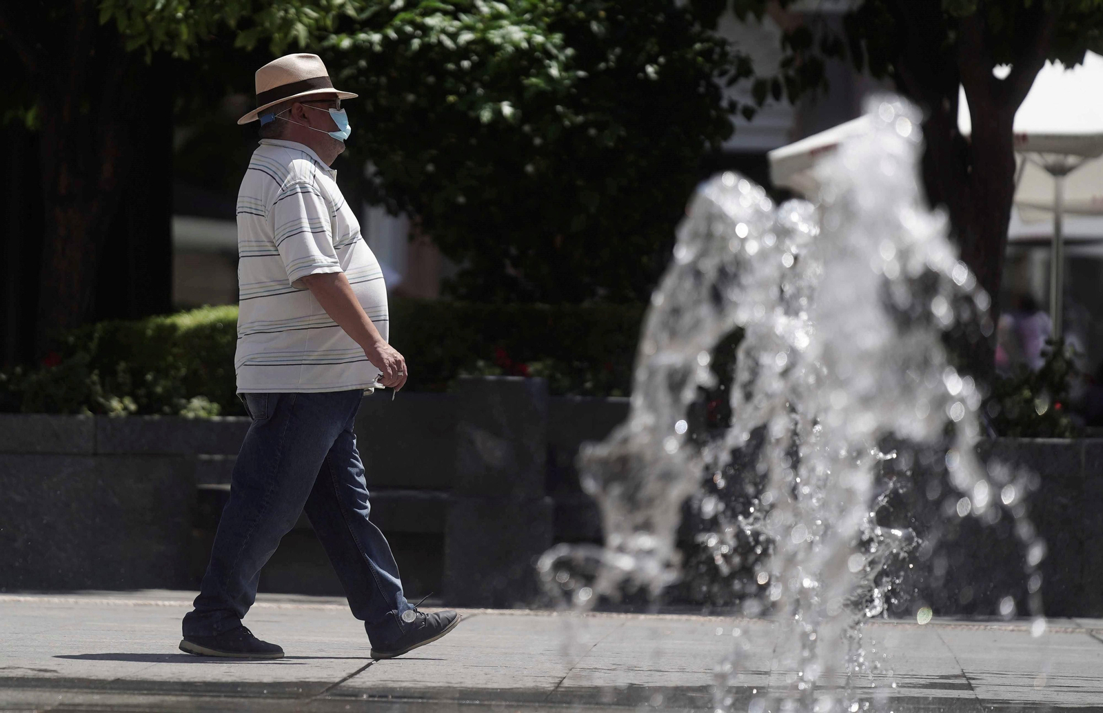Un hombre, protegido con su mascarilla, pasea por Las Tendillas.