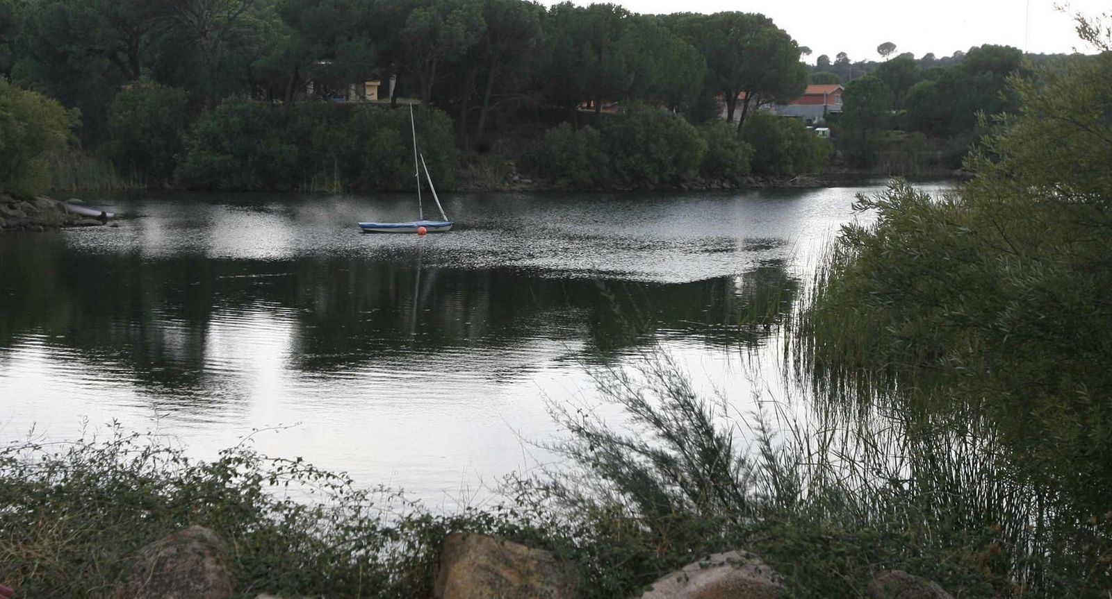 Lago La Encantada en la urbanización de Las Jaras.