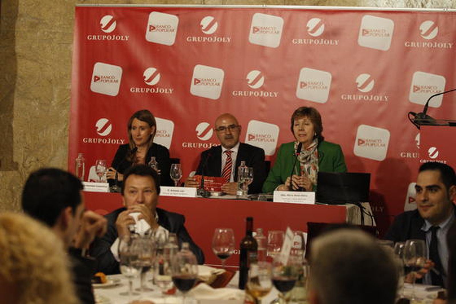 Pilar Martínez-Cosentino, directora de Estrategia del Grupo Cosentino, Antonio Lao, director de Diario de Almería, y María Jesús Álava, psicóloga y socia directora de APertia Consulting, en el transcurso del foro

Foto: Javier Alonso
