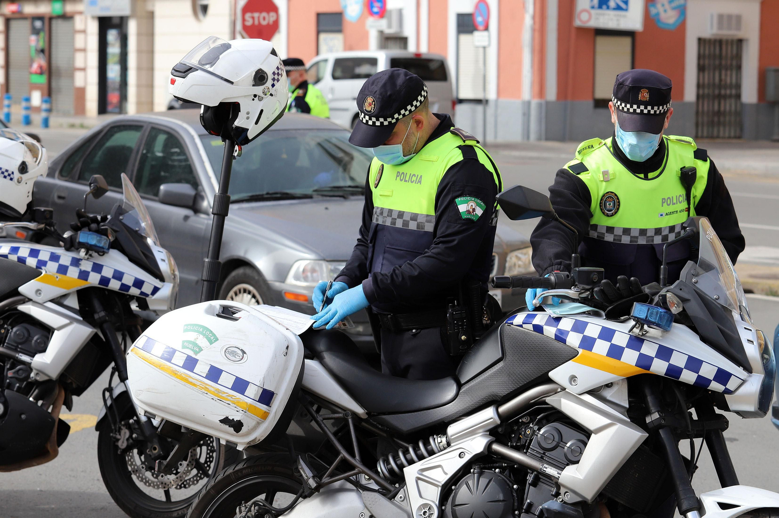 Imágenes de las actuaciones de la Policía Local de Huelva para combatir el coronavirus