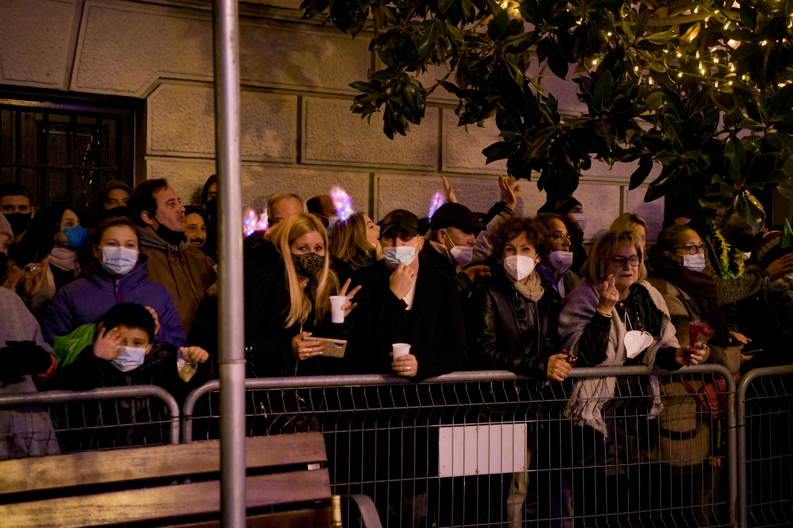 Así fue la Nochevieja 2021 en Granada, en imágenes: uvas en una Plaza del Carmen vallada y ambiente de fiesta en la calle