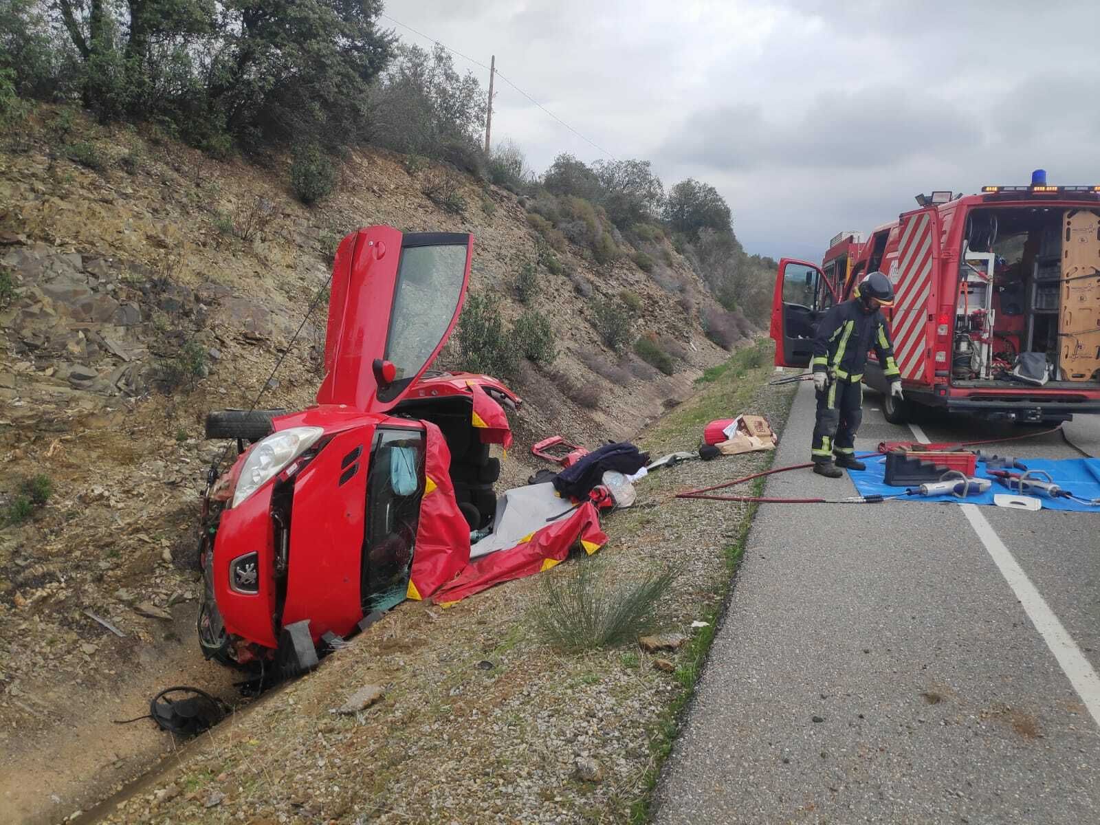 Los bomberos intervienen en el siniestro.
