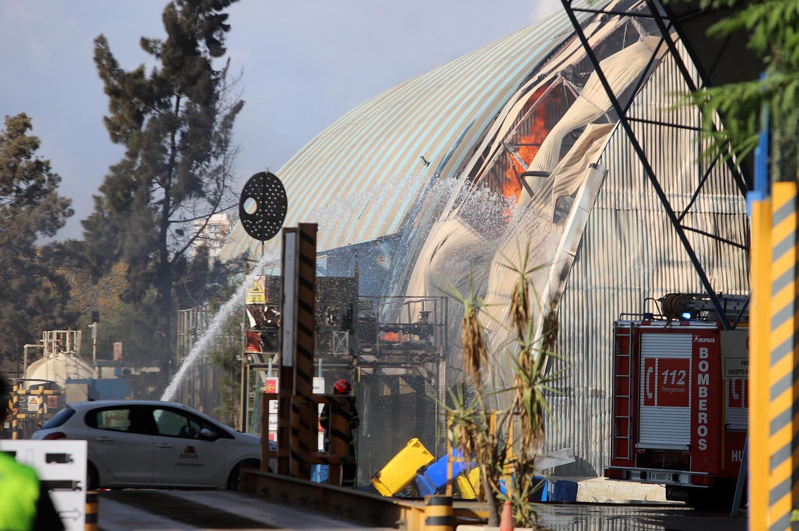 Imágenes del incendio en las instalaciones de Hierros España