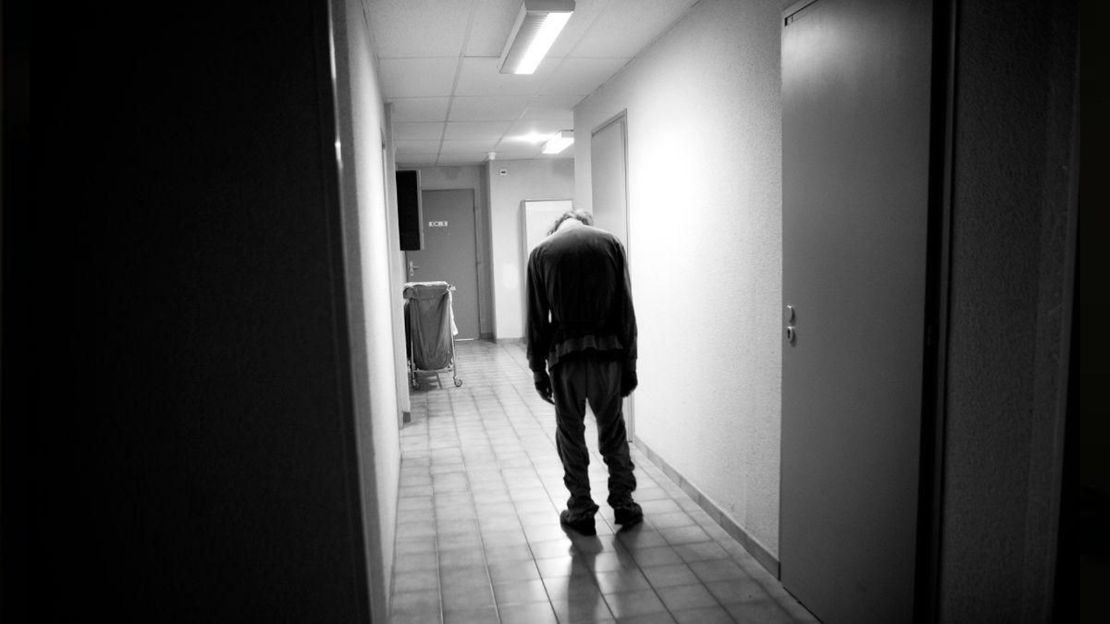 Imagen de una silueta de una persona en un hospital.