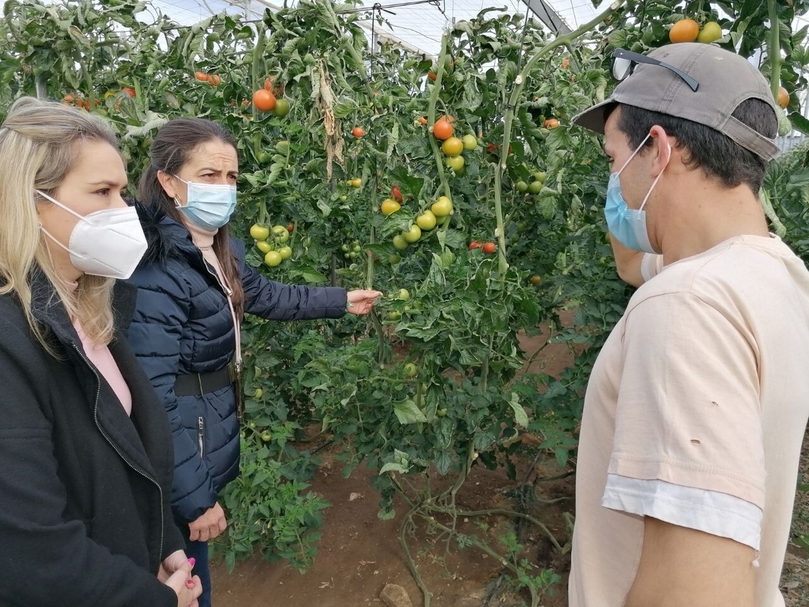 Rosa Maldonado (IAJ) y la delegada Aránzazu Martín en la finca de Francisco Galindo