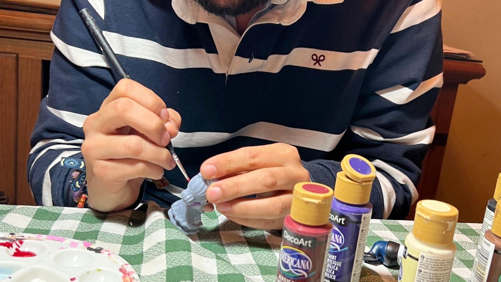 Javier Franco durante el proceso de creación de los angelitos personalizados