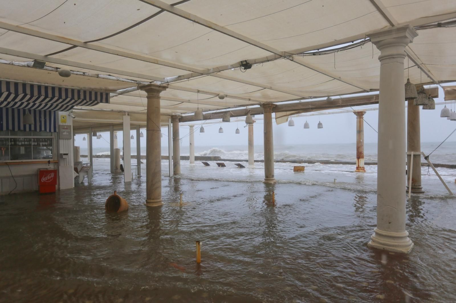 El temporal azotando el balneario de los Baños del Carmen.