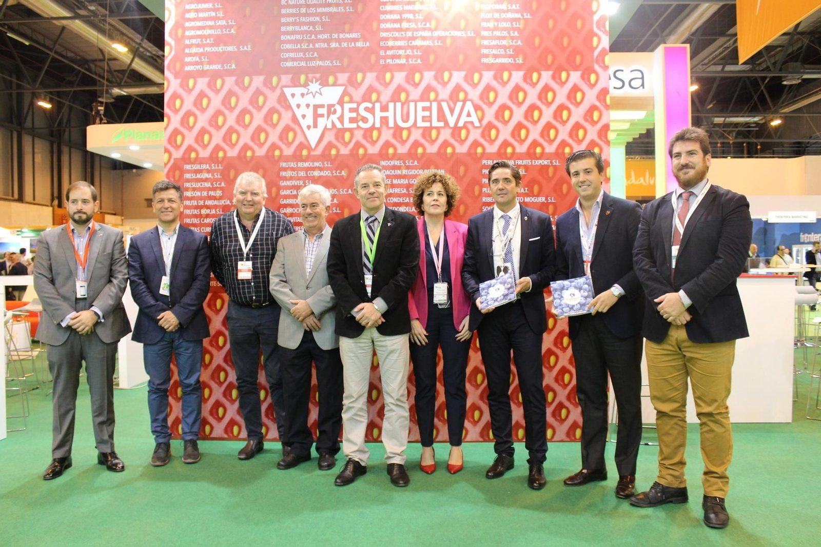 Los responsables de Freshuelva y otros productores de 'berries' con la Delegación Internacional del Arándano.